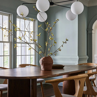 Conception d'intérieur de villa de luxe moderne, personnalisation complète de la maison, rideaux sur mesure, canapé-lit, table à manger, ensemble de chaises