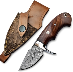 Couteau de camping et de dépecage artisanal à lame fixe Damas de 6 pouces, pointe tombante, avec manche en bois de rose et étui en cuir (OEM disponible) - Product Image 1