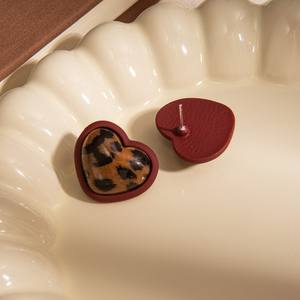 Lujosos pendientes con estampado de leopardo de aleación de marca LP de gama alta, diseño Retro minimalista de temporada, estilos versátiles de tachuelas y aros - Product Image 4