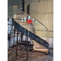 Escalier intérieur contemporain en acier courbé avec marches en chêne massif