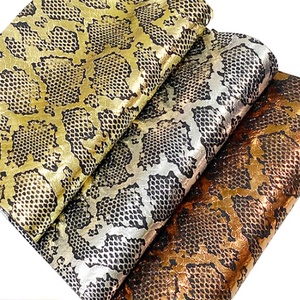 Rollos de <span class=keywords><strong>vinilo</strong></span> de cuero de PVC <span class=keywords><strong>dorado</strong></span> de Color Glory de 0,8 MM Diseño de textura de piel de serpiente metálica <span class=keywords><strong>para</strong></span> zapatos Bolsos Carteras-Cuero sintético - Product Image 3