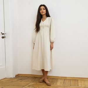 Vestido midi con cuello en V, cintura imperio, corte en A, mangas abullonadas y detalle de botones en color crema liso, estilo casual. - Product Image 1