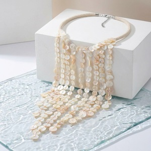 Collar de moda con diseño de conchas exageradas, estilo europeo, tipo cascada, accesorio bohemio para mujer, ideal para la playa. - Product Image 1