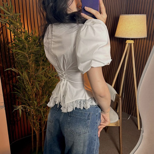 Nouvelle <span class=keywords><strong>chemise</strong></span> en dentelle à manches bouffantes pour <span class=keywords><strong>femme</strong></span>, style européen et américain 2026, avec laçage au dos et taille ajustée, design tendance - Product Image 4