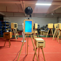 Équipement de location d'événements B2B : Photobooth en bois double face avec écran tactile frontal 18,5 pouces pour iPad et appareil photo reflex numérique – Approvisionnement direct usine