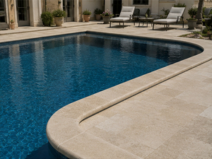 Revestimiento de <span class=keywords><strong>Piscina</strong></span> de Piedra Caliza Natural Color Beige Porto de 600x300x40mm para Borde de <span class=keywords><strong>Piscina</strong></span>, Patio, Terraza y Proyectos de Paisajismo Exterior - Product Image 1