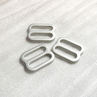 Ajusteur coulissant à trois glissières en alliage d'aluminium à bords arrondis pour sangle de sac et sangle de harnais pour animaux de compagnie