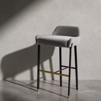 Chaise de bar commerciale moderne réglable avec accoudoirs fixes, rembourrage doux, anti-taches, base chromée robuste, structure métallique pour comptoir