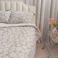 Courtepointes à motifs brodés gris personnalisés avec coton confort thermique classique floral épais de haute qualité