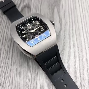 Montre de luxe sportive en fibre de carbone haut de gamme avec boîtier creux, verre saphir et mouvement mécanique à tourbillon, couleur grise - Product Image 3