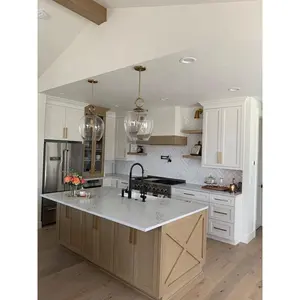 工匠高端厨房白色定制橱柜，配有天然木岛轻型木柜