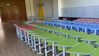 Meubles de classe scolaire modernes, écologiques et de bonne qualité, table de groupe trapézoïdale, chaise réglable en hauteur pour étudiants
