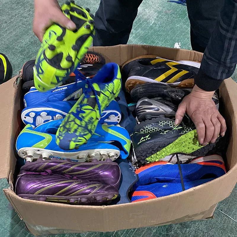 Sepatu sepak bola internasional dan merek Tiongkok, sepatu sepak bola penggunaan bekas bekas, sepatu bot asli untuk pria