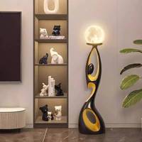 Lampe sur pied moderne simple et créative en forme humaine à côté du canapé du salon Lumière de luxe pour chambre à coucher Atmosphère médiévale