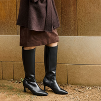 Bottines longues en cuir de vachette mat minimaliste avec effet sculptant pour un style de ville, talon fin noir, longueur genou, pour femmes