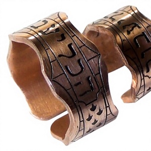 Anillo de Terapia Magnética de Metal Ajustable con Extremo Abierto y Grabado de Alfabeto Antiguo en Superficie de Cobre Puro - Product Image 1