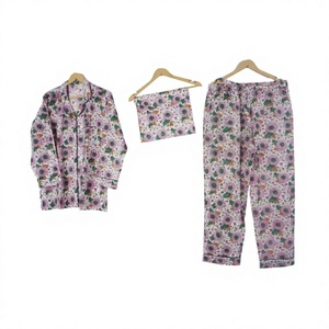 Pyjamas indiens 100% coton pur pour femmes, ensemble de pyjama en coton doux avec des motifs uniques imprimés, pantalons et chemises pour l'été - Product Image 1