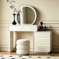 Coiffeuse élégante et lumineuse avec miroir LED, en blanc crème, en promotion, table de maquillage simple avec rangement design