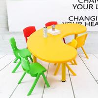 Ensemble préscolaire coloré en forme de lune, tables pour enfants, mobilier de maternelle, table d'étude en plastique pour enfants, bureau en forme de croissant pour la maternelle