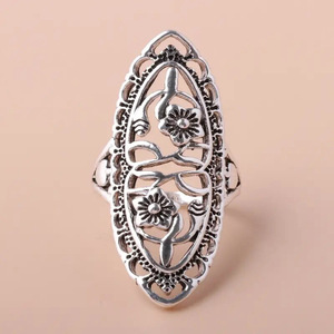 Anello Cocktail Q924 in Lega Placcata Argento Anticato con Motivo Floreale, Anello Unisex alla Moda per Feste - Product Image 2