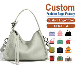 Bolso Bandolera de Cuero Genuino Granulado Personalizado, Ligero y Minimalista, Tamaño M, con Correa Ajustable - Product Image 1