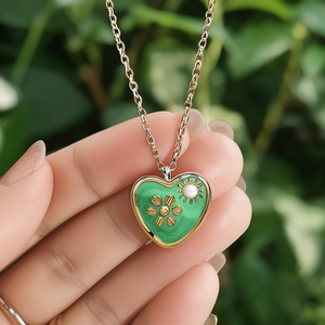 Collier pendentif cœur fin, motif fleur émaillée verte, chaîne plaquée or, acier inoxydable 316L, bijoux durables - Product Image 3