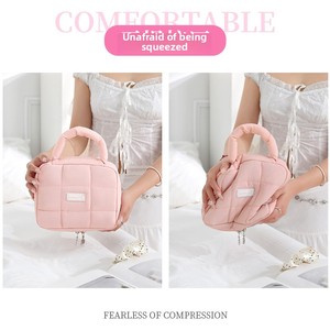 <span class=keywords><strong>Borsa</strong></span> per il Trucco Trapuntata con Logo Personalizzato e Manico, <span class=keywords><strong>Organizer</strong></span> Cosmetico da Viaggio Portatile per Donne con Tasca Interna Trasparente - Product Image 3