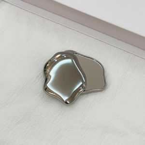 Bán Buôn Hình Dạng Không Thường Xuyên Die-Cast Kim Loại Gương Có Thể Gập Lại Thiết Kế Thủ Công Mỹ Nghệ Cho Xách Tay Trang Điểm Gương - Product Image 2