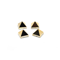 En gros haute qualité mode 7mm or carré forme pyramide en plastique vis à rivets goujons pour sac de vêtement