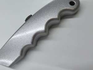 Cuchillo Multifuncional de Alta Resistencia con Hoja de Acero Inoxidable Serrada de 18 mm de Ancho, Estilo Botón de Presión, 4 Cuchillas, para Bricolaje - Product Image 4
