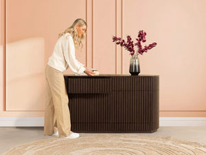 Buffet au design incurvé et doté de panneaux coulissants verticaux sans joint, offrant un rangement dissimulé pour vos essentiels de salle à manger - Product Image 3
