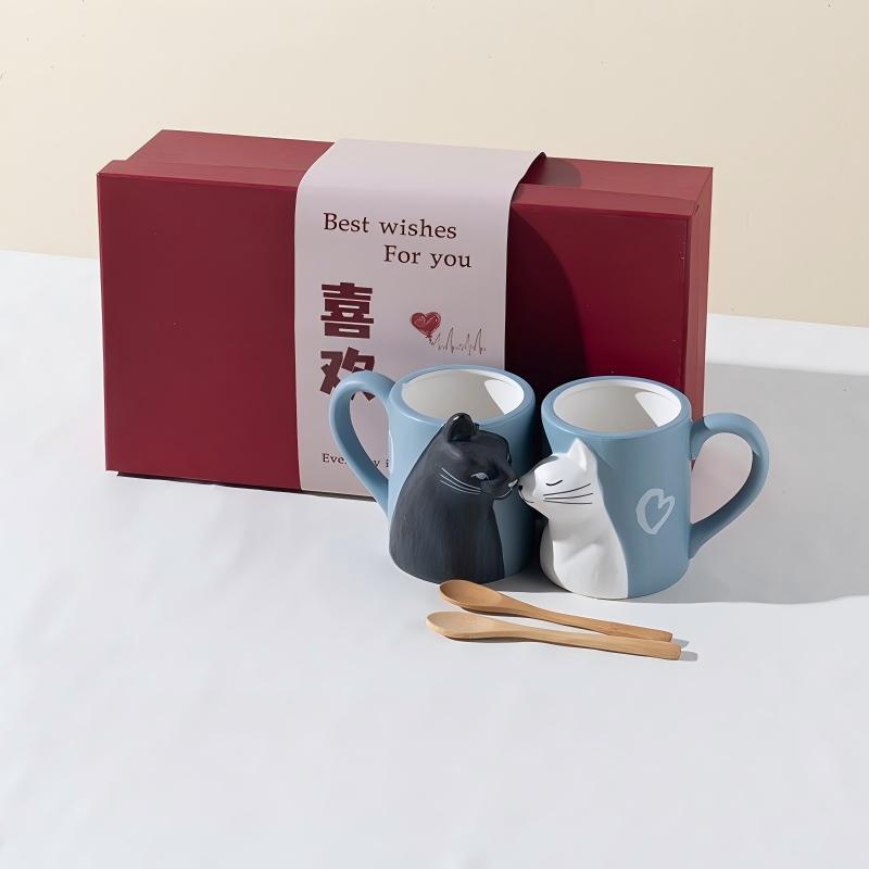 Caja roja con cuchara de madera.