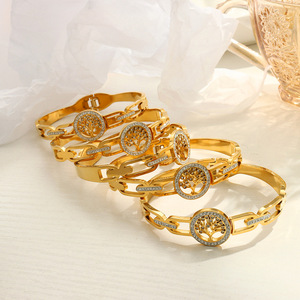 <span class=keywords><strong>Bracelet</strong></span> manchette minimaliste en acier inoxydable plaqué <span class=keywords><strong>or</strong></span> 18 carats avec motif Arbre de Vie et zircons cubiques - Product Image 1