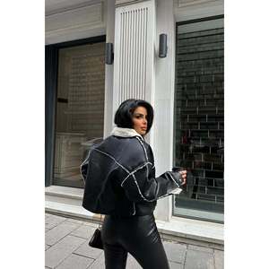 Chaqueta de piel sintética de doble cara para otoño, reversible, con flecos, apliques de perlas, con capucha, estilo universitario, personalizada, de piel de oveja PU - Product Image 1