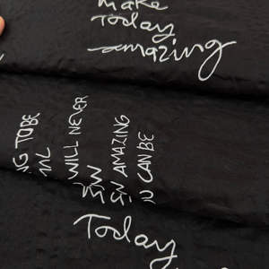 ผ้าฝ้ายทอสีดำขาว พิมพ์ลายคำ<span class=keywords><strong>คม</strong></span>เขียนด้วยลายมือ ผ้ากันยับ ไม่ต้องรีด ขนาด 50/52 นิ้ว 80 กรัม สำหรับเด็กชายและเด็กหญิง - Product Image 3