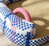 Tapis rafraîchissant portable pour animaux de compagnie à motif à carreaux bleu rose, avec double rehausseur de cou aux coins, poignée de transport rose intégrée et surface en rotin tressé naturel