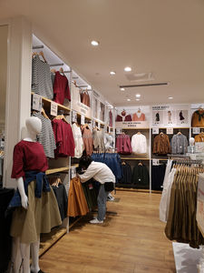 ร้านขายเสื้อผ้าขายปลีกอุปกรณ์ติดตั้งตู้โชว์เสื้อผ้า <span class=keywords><strong>Uniqlo</strong></span> ยืนชั้นวางจอแสดงผลสําหรับร้านขายเสื้อผ้า - Product Image 5