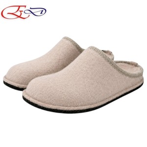 Pantuflas de fieltro ligeras para mujer, punta redonda, suela de látex antideslizante, suaves, para uso diario en casa en invierno. - Product Image 1