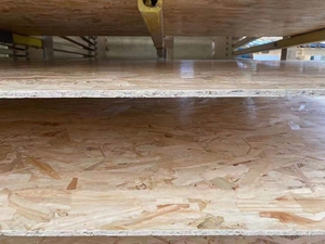 Venta al por mayor de fábrica de tableros <span class=keywords><strong>OSB</strong></span> 3 certificados, impermeables, de fibra orientada, de 4x8, con superficie acabada para materiales de revestimiento de techos - Product Image 2