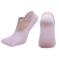Chaussettes de yoga antidérapantes à cinq orteils pour femmes, en coton tricoté, antidérapantes, à revers court, pour l'été, avec sangles croisées, ODM professionnel