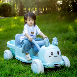 Elektrisches Aufsitz auto für Kinder mit doppeltem, großem, komfortablem, batterie betriebenem 4-Rad-Lernspielzeug mit Fernbedienung - Product Image 1