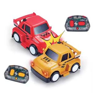 ITTL 2,4G Control remoto <span class=keywords><strong>Crash</strong></span> <span class=keywords><strong>Car</strong></span> 2 jugadores RC pulverización expulsión parachoques coches con sonido ligero fútbol batalla coche juguetes para niños - Product Image 1