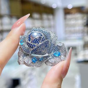 Broche de poitrine élégante de style féminin en perle de Tahiti, fleur naturelle blanche, bleue et rose avec cristaux, accessoires de mode - Product Image 3