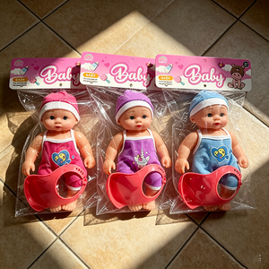 Poupée bébé légère de 27 cm avec bavoir doux, facile à transporter, idéale pour l'alimentation simulée et les jeux de rôle parentaux - Product Image 1