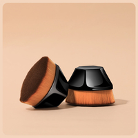 Pinceaux de maquillage quotidiens pour le visage, type Kabuki plat, en nylon végétalien, avec manche noir, personnalisables avec votre logo, vendus à l'unité par lot.