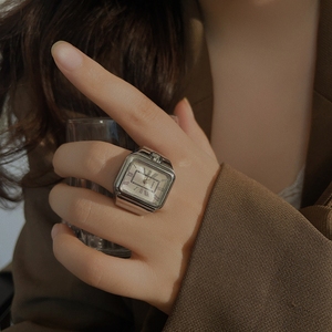 Bague-montre à quartz en alliage plaqué argent, simple, avec logo personnalisé, <span class=keywords><strong>pour</strong></span> <span class=keywords><strong>cadeau</strong></span> <span class=keywords><strong>de</strong></span> fiançailles ou <span class=keywords><strong>de</strong></span> <span class=keywords><strong>mariage</strong></span>, bracelet extensible élastique à deux aiguilles - Product Image 3