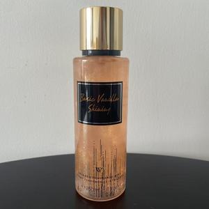 Bruma Corporal Perfumada con Aroma Floral y Frutal <span class=keywords><strong>Bare</strong></span> <span class=keywords><strong>Vanilla</strong></span> Love Spell de 250 ml, Perfume en Cofre, Spray Corporal para Mujer - Product Image 4
