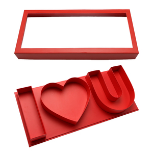 Caja de regalo rígida roja con ventana transparente, ranuras dobles en forma de corazón y U para la frase “I LOVE U”. - Product Image 3