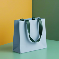Sac cadeau en papier kraft de luxe bleu avec ruban Logo et taille personnalisables pour la Saint-Valentin Emballage de vêtements et de cadeaux