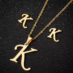 Conjunto de Joyería de Moda para Mujer - Collar de Acero Inoxidable Hueco con Letras Chapado en Oro de 18K, Venta al por Mayor, Collar con 26 Letras - Product Image 3